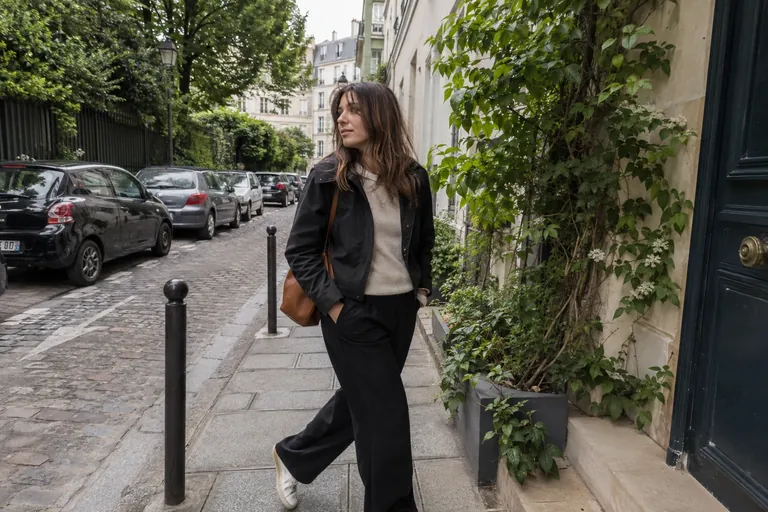 Une tenue quotidienne composée d’une veste, d’un pantalon et de chaussures confortables