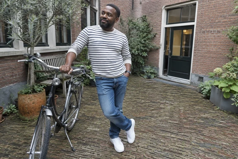 Un jean bleu porté au quotidien dans une cour