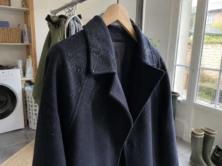 Un manteau humide sèche loin des sources de chaleur