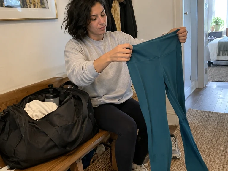 Une femme prépare des vêtements extensibles après le sport