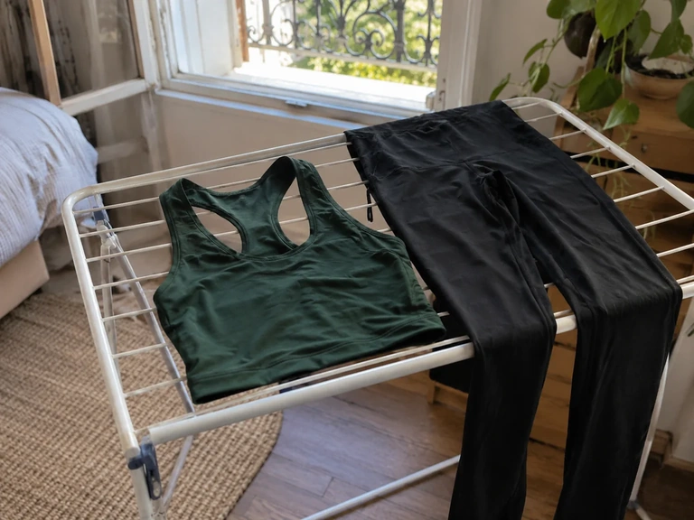 Un vêtement de sport sèche à l’ombre