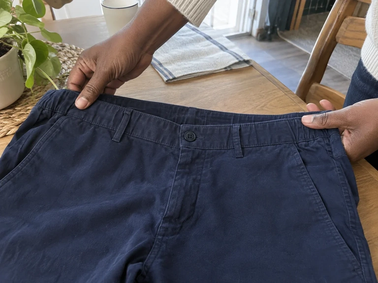 Une ceinture extensible est examinée sans être tirée