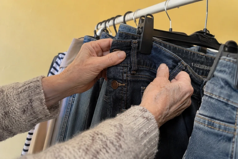 Un jean encore humide aux coutures est vérifié à la main