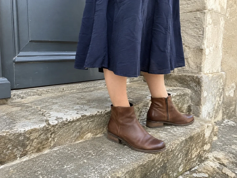 Une jupe midi laisse de la place autour du haut des bottines