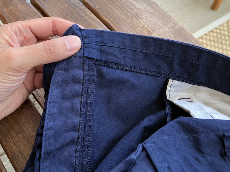 Une couture régulière est visible à l’intérieur d’un pantalon