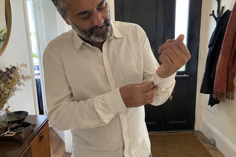 Un homme vérifie la fermeture d’une manche réparée