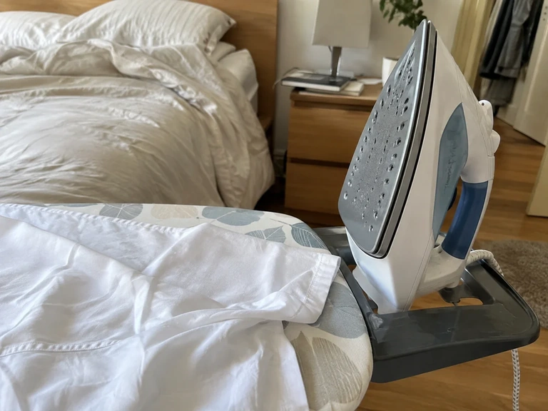 Un fer propre repose à côté d’une pattemouille