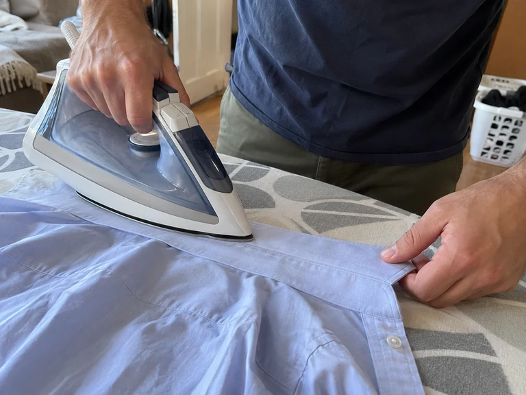 Le col d’une chemise est repassé à plat