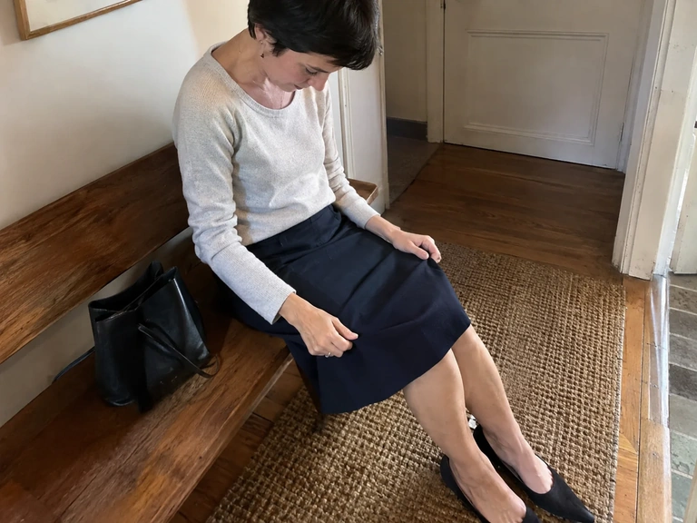 Une femme vérifie une jupe en position assise