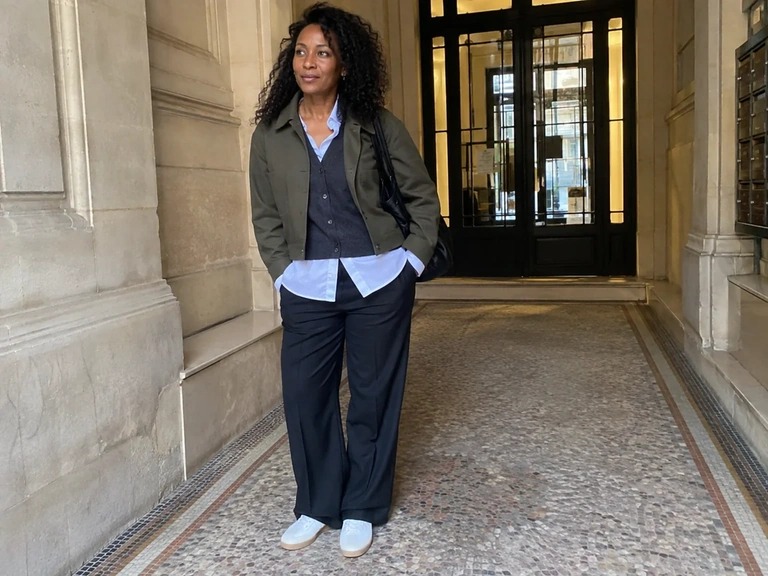 Une femme superpose une chemise, un gilet et une veste courte