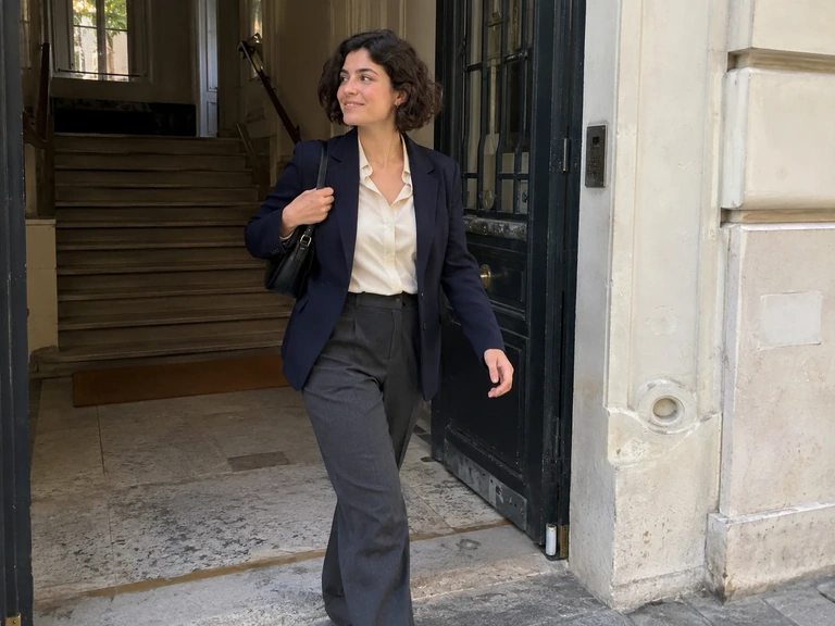 Une femme part au travail avec une tenue prévue aussi pour le soir