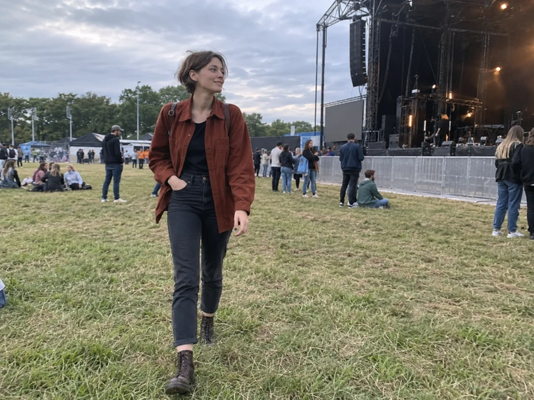 Une spectatrice arrive à un concert dans un parc
