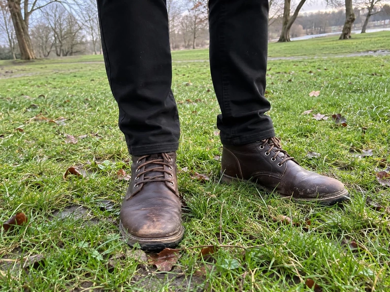 Des bottines déjà portées sur une pelouse irrégulière
