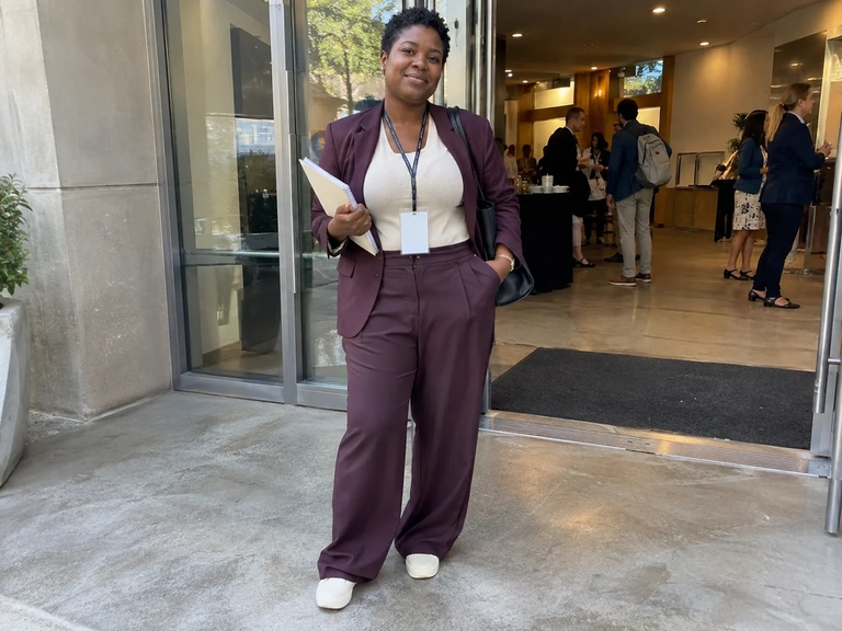 Une participante arrive à une conférence professionnelle