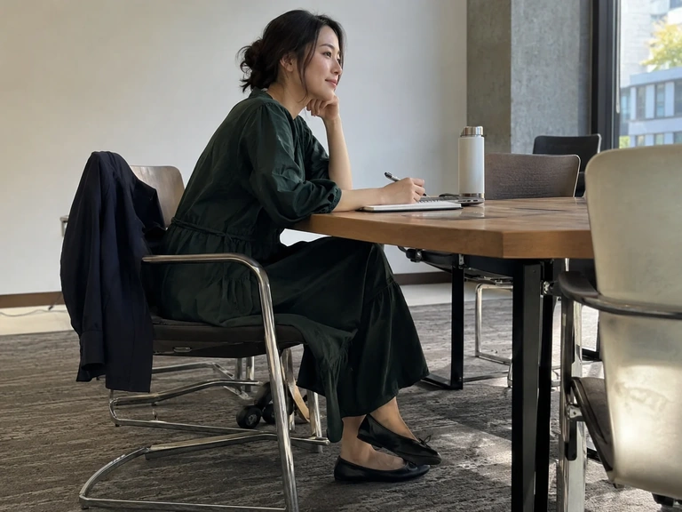 Une participante prend place à une table avec sa veste sur la chaise