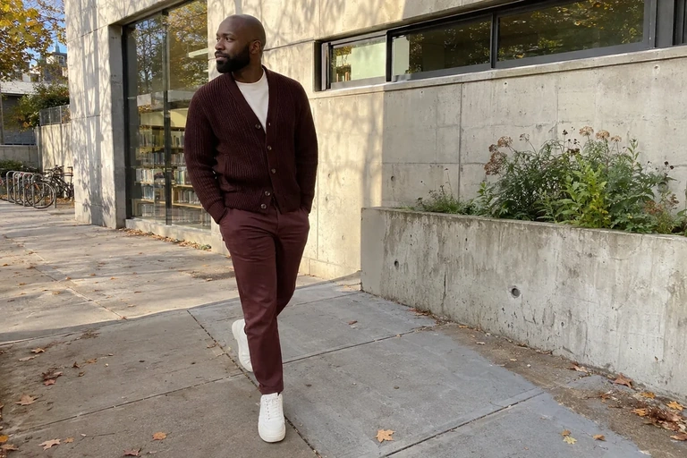 Un homme porte une tenue bordeaux aux matières contrastées