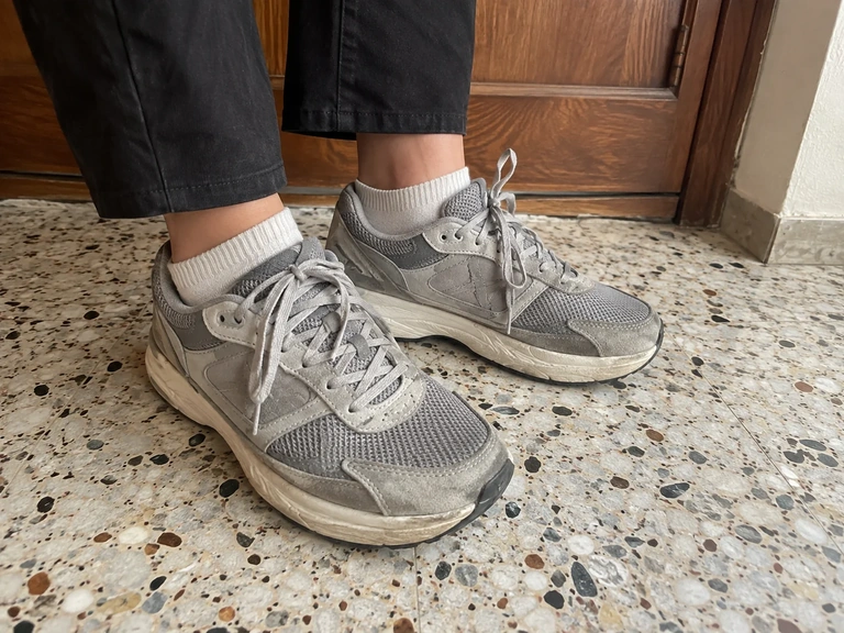 Des chaussures déjà portées sont préparées près de la porte